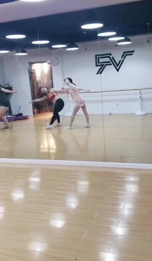 吃瓜舞台跳舞视频,一场别开生面的舞台秀