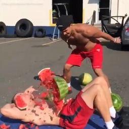 女子躺地上吃瓜,女子地摊美食新风尚