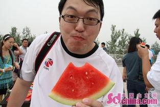 街头吃瓜帅哥图片,一瞥都市闲情逸致