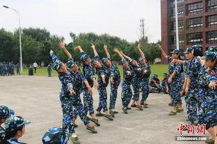 吃瓜军训妹子跳舞事件,妹子热舞引关注，校园军训新风尚