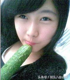 美女在水边吃瓜