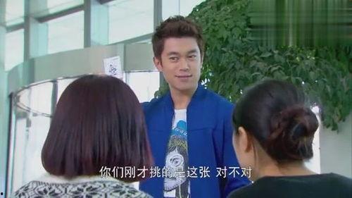 美女在电梯边吃瓜,引发网友热议