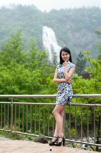 美女吃瓜逛景点